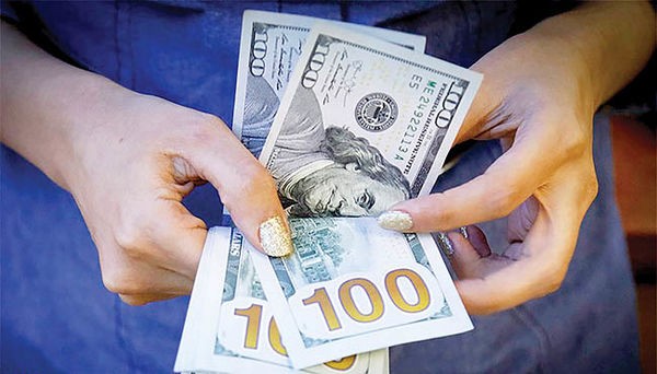 دلار بر قله ۱۸ ماهه