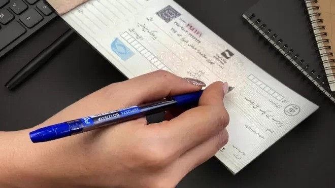 چک های کاغذی همچنان در بازار ایران