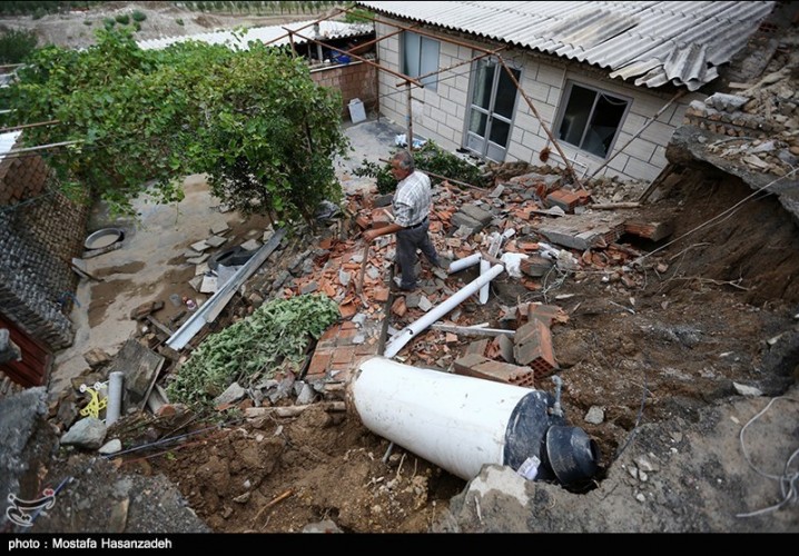 ریزش سقف منزل بر سر خانواده‌ای در شهرستان خاش/ آوار جان زن میانسال را گرفت