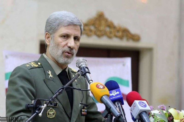 وزیر دفاع: قاطعانه از سیاست خارجی حمایت میکنیم