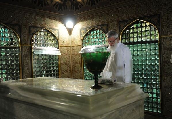 مضجع مطهر امام رضا (ع) با حضور رهبر انقلاب غبارروبی شد