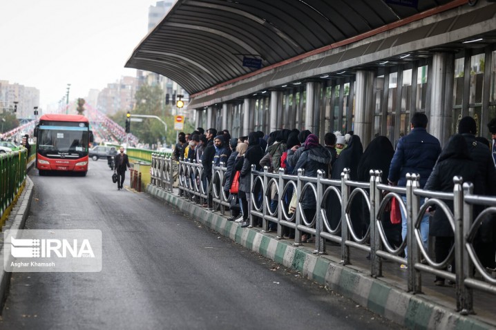 مردم چشم انتظار اتوبوس و تاکسی/ پاسخگویی با کیست؟