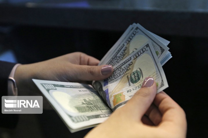 کاهش ۲۹۸ تومانی قیمت دلار در نخستین روز هفته 
