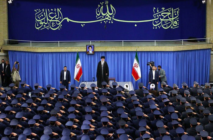 جمعی از فرماندهان و کارکنان نیروی هوایی ارتش با رهبر انقلاب دیدار کردند