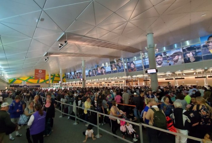 هرج و مرج در فرودگاه‌های آمریکا با اوج‌گیری کرونا و تصمیم ترامپ