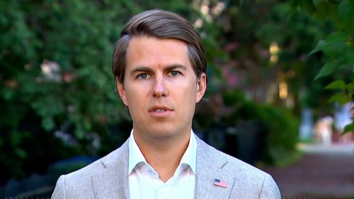 منبع ناشناس جنجالی دولت ترامپ، هویت خود را افشا کرد