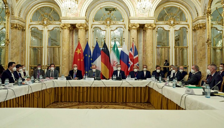 تحریم و تهدید مسیر پیش روی مذاکرات هسته‌ای نیستند