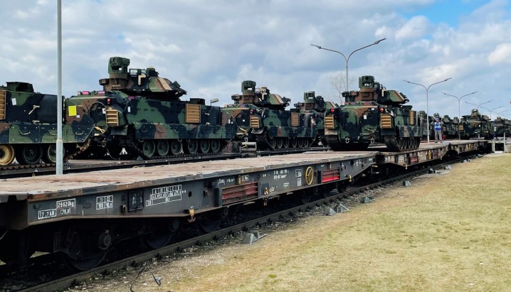 آمریکا نفربرهای جنگی خود را راهی مرز با چک کرد