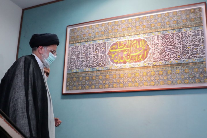 حضور آیت‌الله رئیسی‌ در کنار پیکر نادر طالب‌زاده