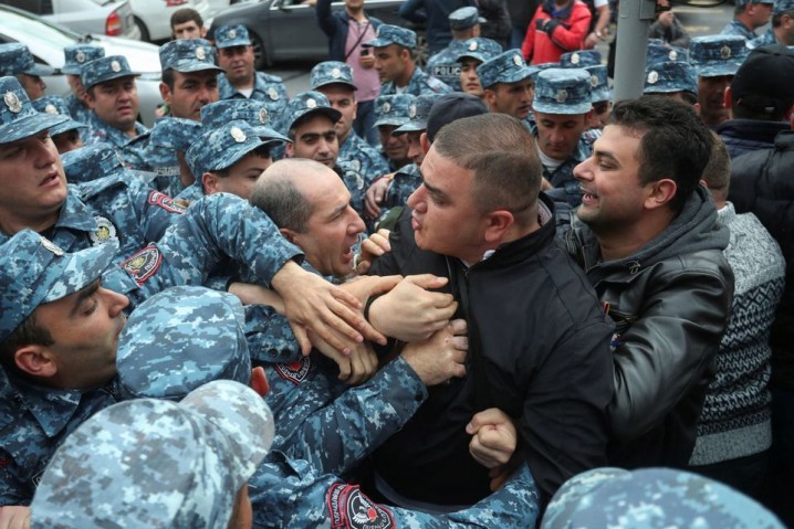 ادامه اعتراض‌ها در ارمنستان / معترضان خواستار استعفای نخست وزیر شدند