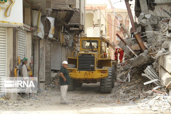 نجات سرباز جوان از زیر آوار/بیش از ۱۰۰ نفر در تهران نجات یافتند