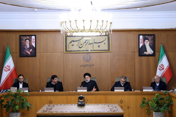 آیت‌الله رئیسی: همه دستگاه‌ها بانک مرکزی را در اجرای سیاست‌های جدید ارزی یاری کنند