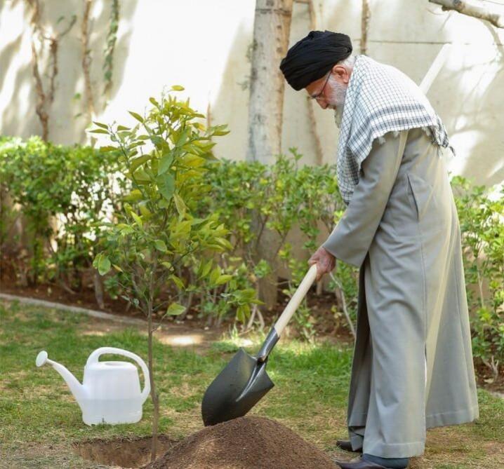 رهبر انقلاب: مسئولین باید موضوع مسمومیت دانش‌آموزان را با جدیت دنبال کنند