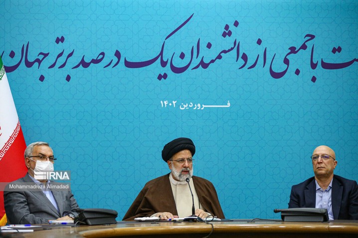 رئیس جمهور: دانشمندان علاوه بر تلاش‌های علمی برای رفع مشکلات کشور راهکار ارائه کنند