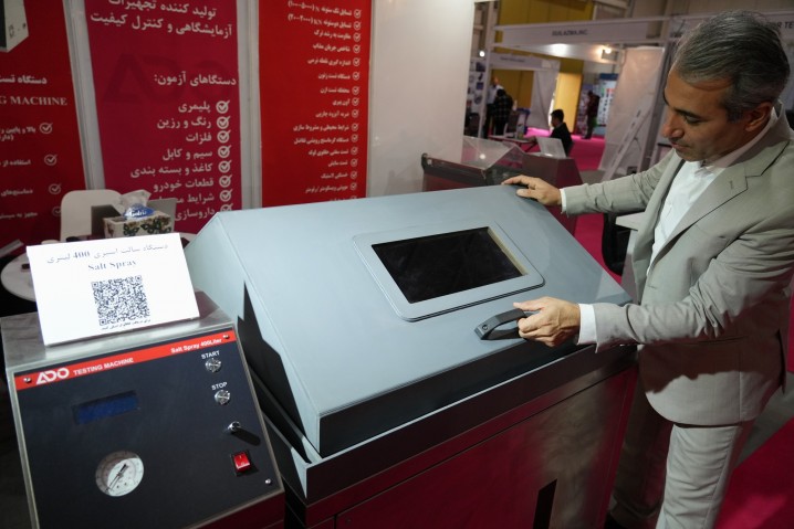 تولید تجهیزات تست‌های مرتبط با خوردگی و شرایط محیطی پلیمرها