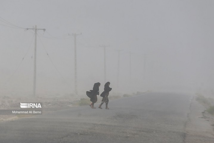 وزش باد و گردوخاک در شرق و مرکز کشور طی امروز و فردا/ رگبار باران در ۱۲ استان