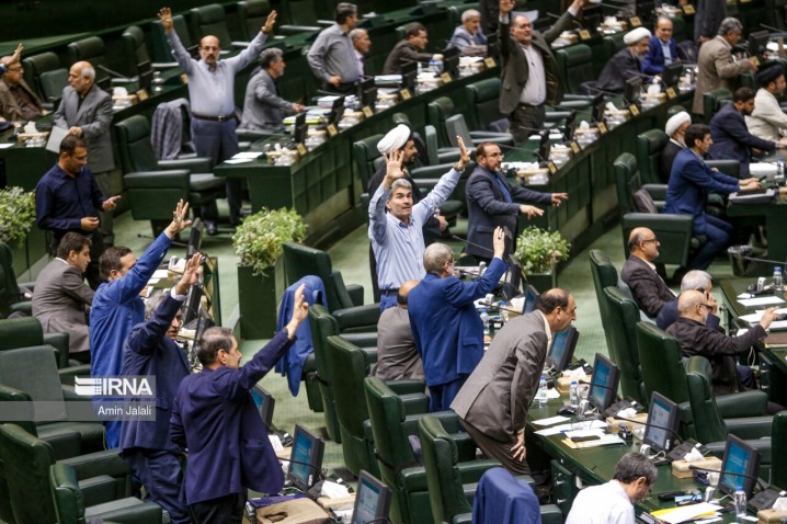 کلیات لایحه ۲ روز تعطیلی در هفته و کاهش ساعات کاری ادارات تصویب شد