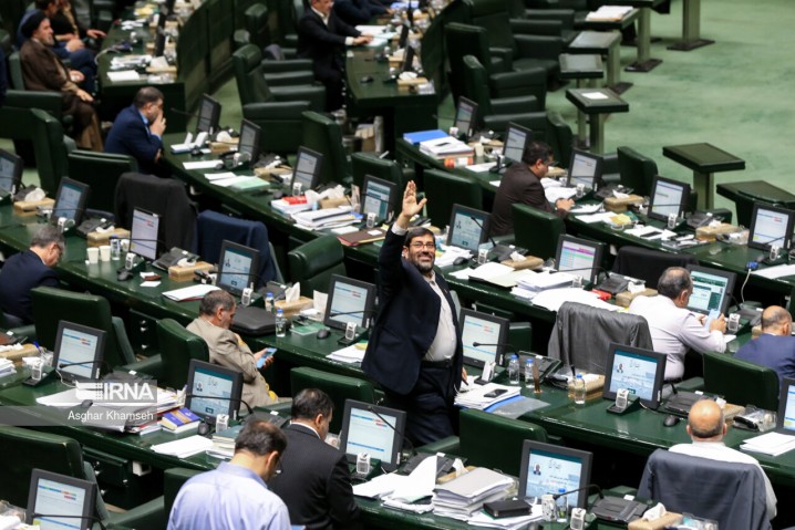 اختلال در سامانه‌های مجلس/ رای گیری با قیام و قعود انجام شد