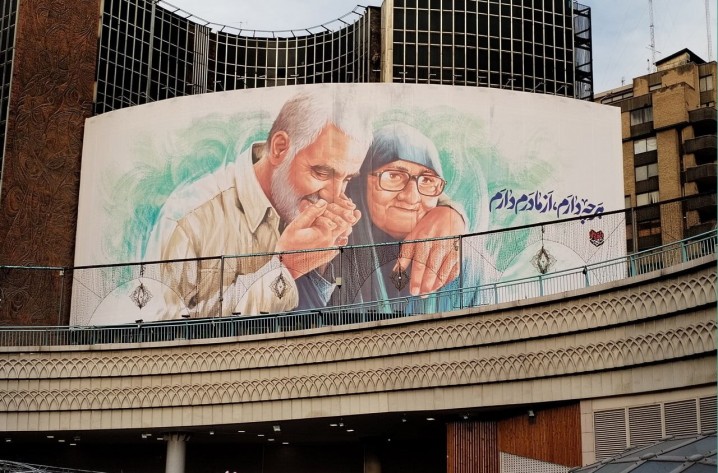 دیوارنگاره ولی‌عصر مزین به روز مادر شد