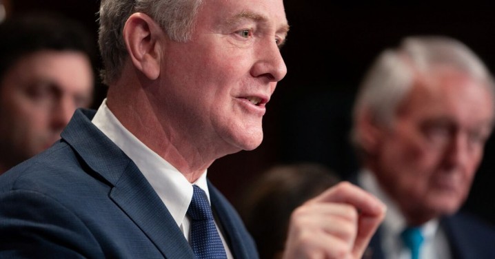 انتفاد سناتور دموکرات از نحوه نظارت دولت بایدن بر کاربرد تسلیحات آمریکایی در غزه