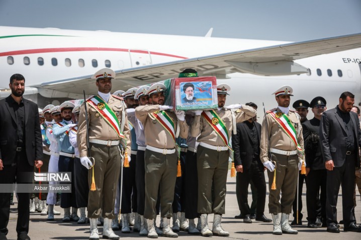 رئیسی به خانه بازگشت/ وداع تاریخی مشهدی‌ها با خادم‌الرضا(ع)/به‌روزرسانی می‌شود...