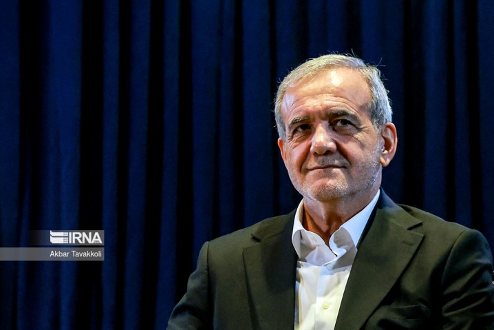 رئیس جمهور: ما موظف هستیم به مردم خدمت کنیم/ دعواها را کنار بگذاریم