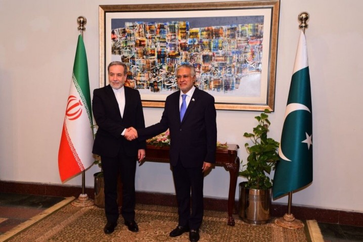 وزیر خارجه پاکستان در دیدار با عراقچی: از رایزنی با برادران ایرانی خود استقبال میکنیم