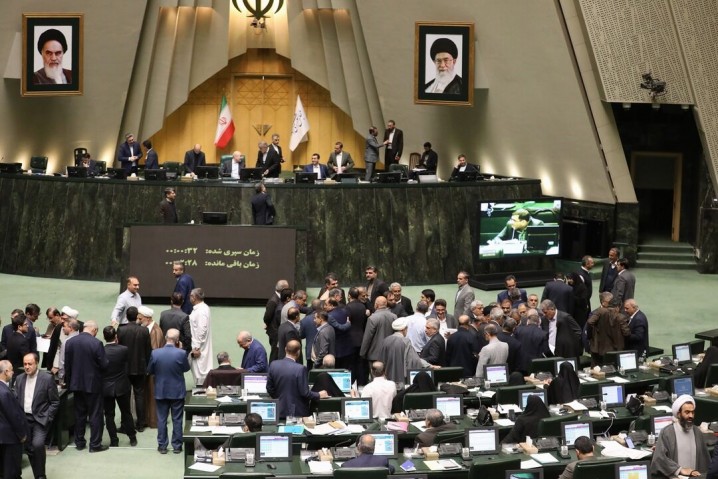 مجلس بر مصوبه خود در کاهش ساعت کار اداری اصرار کرد/ ارجاع به مجمع تشخیص