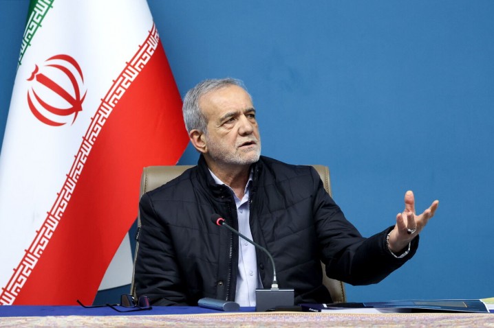 انتقاد رئیس‌جمهور از دو قطبی‌ سازی‌های کاذب/ خواهان گفت‌وگو از موضع برابر هستیم