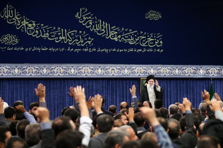 رهبر انقلاب: جمهوری اسلامی برای غنی سازی منتظر اجازه «این و آن» نیست