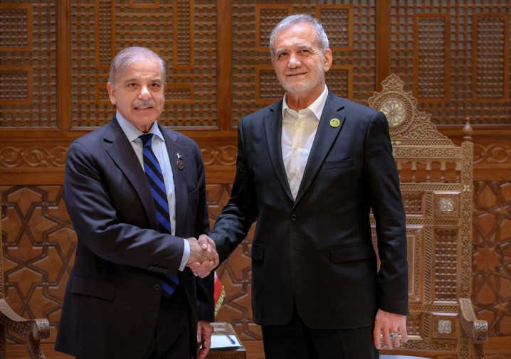 سفر نخست وزیر پاکستان به تهران؛ تقویت دیپلماسی همسایگی دولتِ وفاق