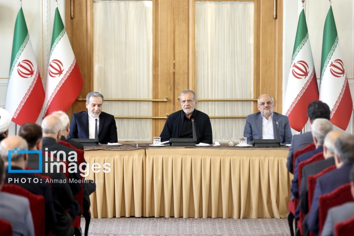 پزشکیان: اگر با برنامه و در چارچوب سیاست های نظام عمل کنیم، مشکلات حل شدنی است