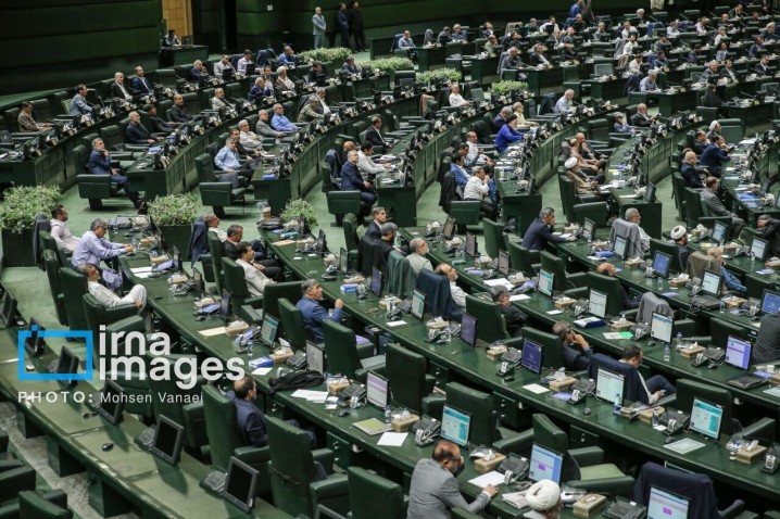 استفاده نمایندگان از تلفن همراه در صحن ممنوع است