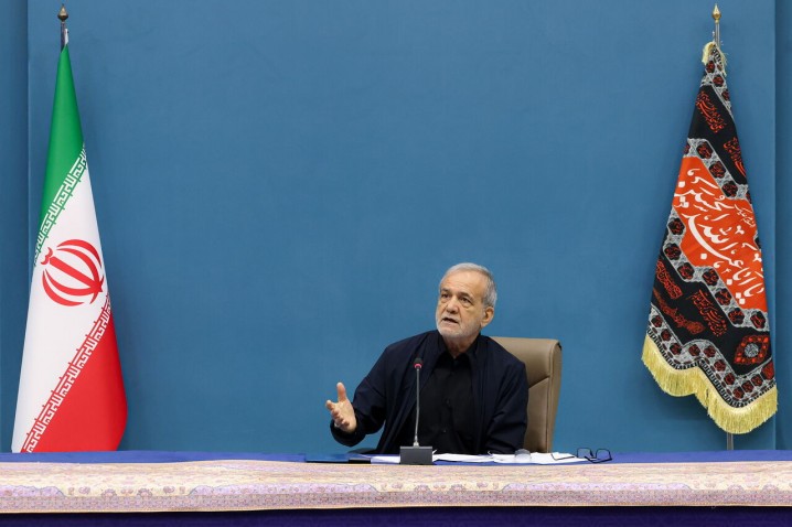 تاکید پزشکیان بر استفاده از نیروهای بومی در اجرای پروژه ها/ مدیر پروازی به درد نمی خورد