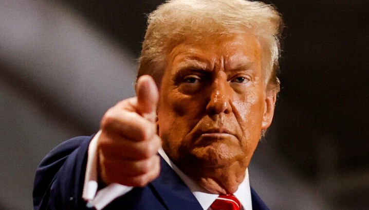 نویسنده و فیلسوف آمریکایی: ایالات متحده از مسیر دموکراسی خارج شده است