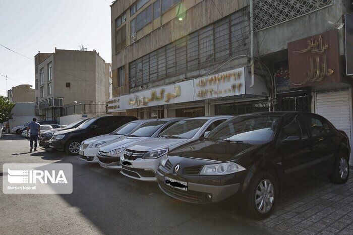 واسطه‌ها در بازار خودرو قیمت سازی می کنند