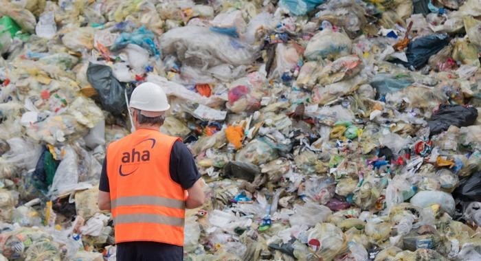 بطری آب معدنی و نوشابه را در کشورهای دیگر به مردم امانت می‌دهند/ چرا کیسه‌های پلاستیکی در ایران رایگان است؟ 