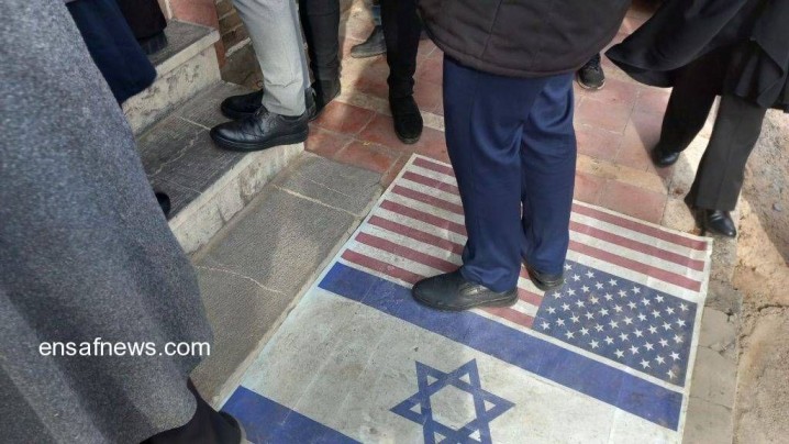 طرح پرچم آمریکا از کف حیاط دولت، جمع‌آوری شد