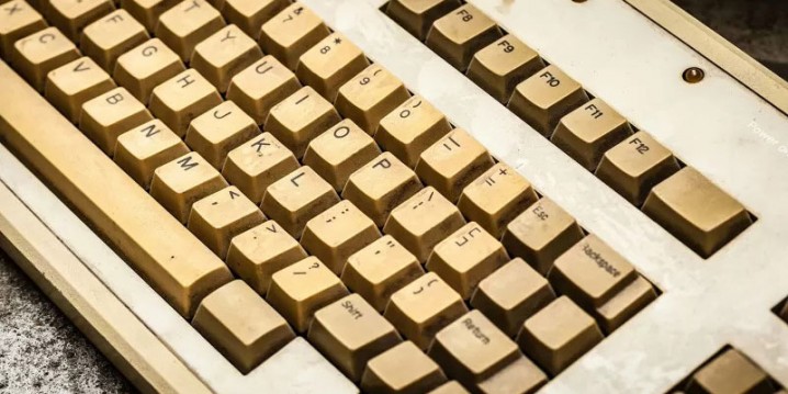 چرا پلاستیک‌ها با گذر زمان زرد می‌شوند؟