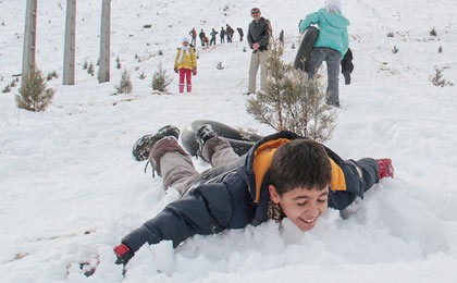 درپی بارش شدید برف ، مدارس برخی از استانها و مناطق کشور امروز تعطیل اعلام شد.