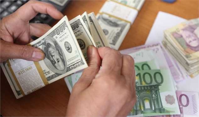 دلار در معاملات جهانی عقب نشست