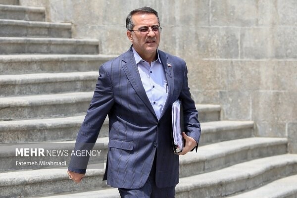 رفیع‌زاده: کاهش ۱۵ درصدی نیروی انسانی دولت عملاً امکان پذیر نیست