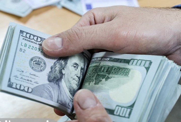 واکنش فرزین به دلار ۱۱۷,۰۰۰ تومانی/ بانک مرکزی ترمز بازار را می‌کشد؟