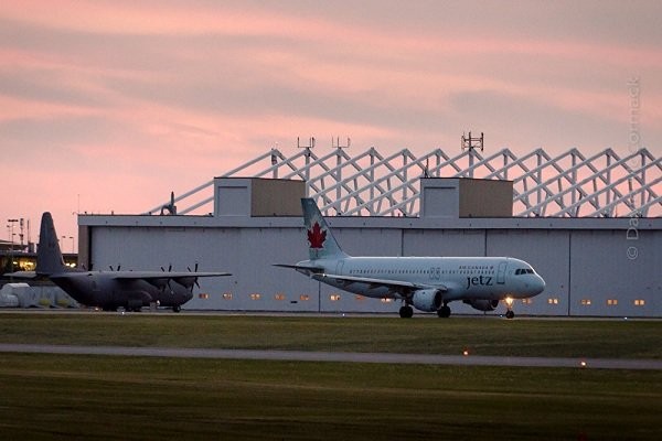 دو هواپیما بر فراز کانادا به هم برخورد کردند