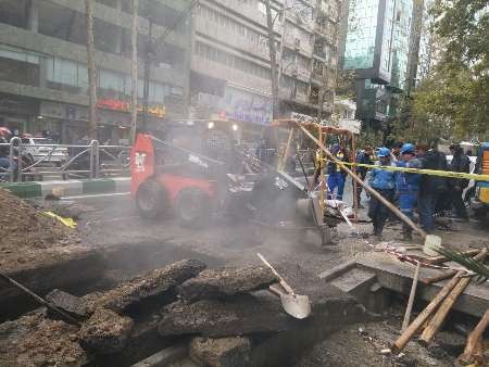 نشست زمین در خیابان ولیعصر تهران/ تردد خودرو ها در خط ویژه