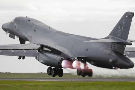 پیونگ یانگ: پرواز بمب افکن‌های راهبردی آمریکا تمرین حمله اتمی به کره شمالی است