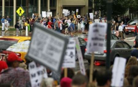 برگزاری تجمع در اعتراض به سفر ترامپ به آیوا