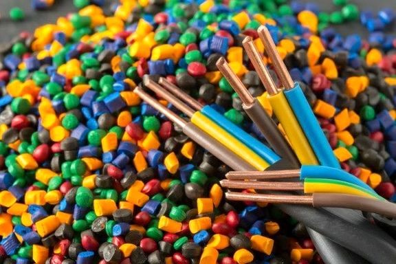 گرانی قیمت پایه پی وی سی، بازارهای صادراتی صنایع پایین دست را به کما فرستاد