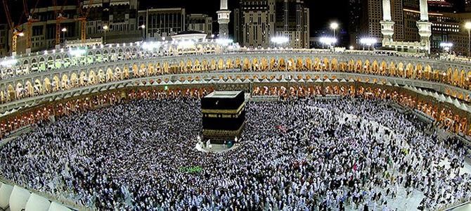 استقبال مسئولان و جوانان عربستانی از زائران ایرانی با سبدهای گل و رطب مدینه منوره