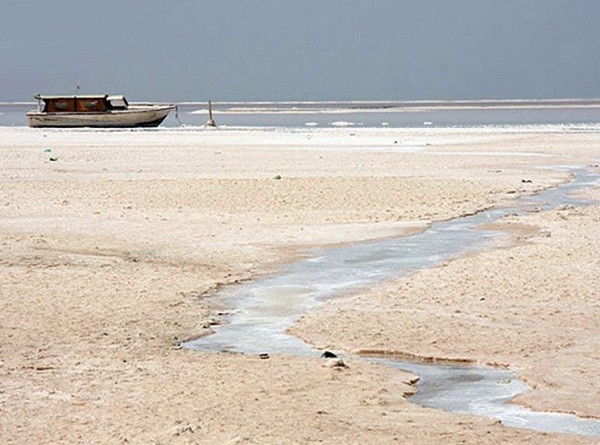 دریاچه ارومیه کوچک تر شد